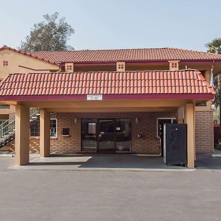 Super 8 By Wyndham Visalia Hotel Екстериор снимка