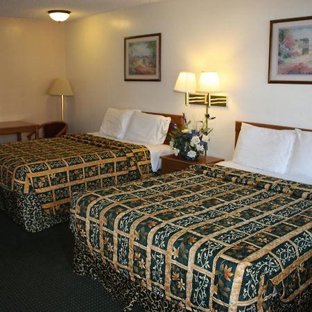 Super 8 By Wyndham Visalia Hotel Екстериор снимка