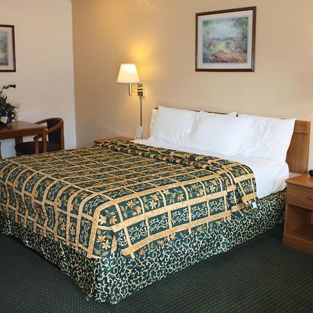 Super 8 By Wyndham Visalia Hotel Екстериор снимка