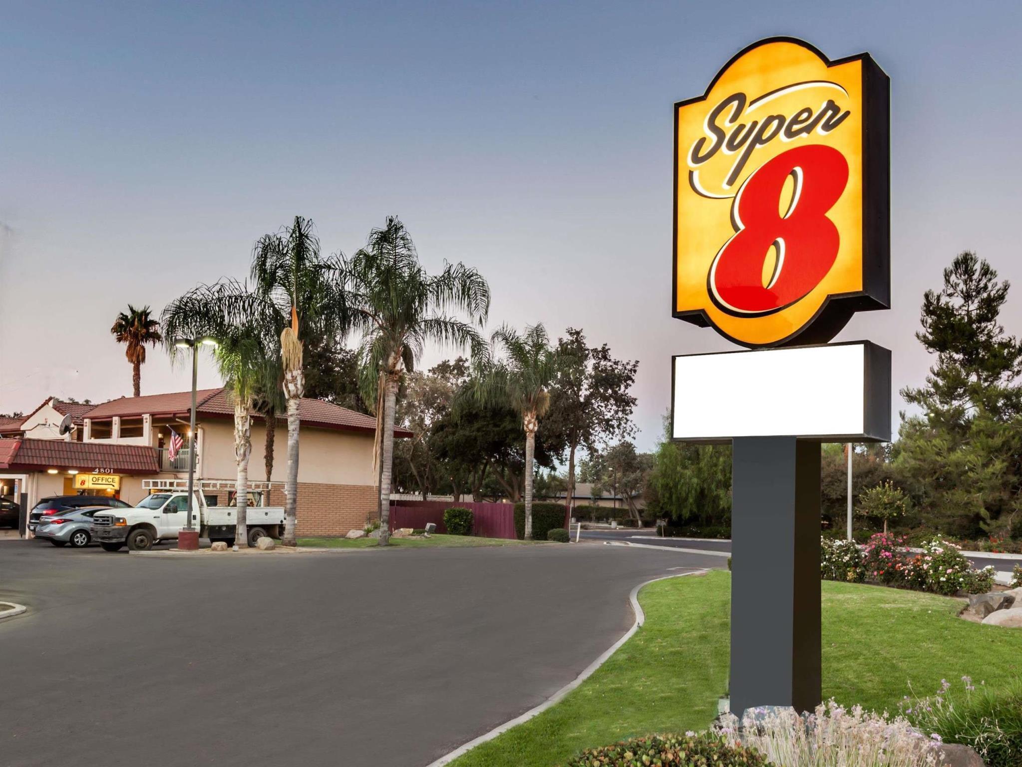 Super 8 By Wyndham Visalia Hotel Екстериор снимка