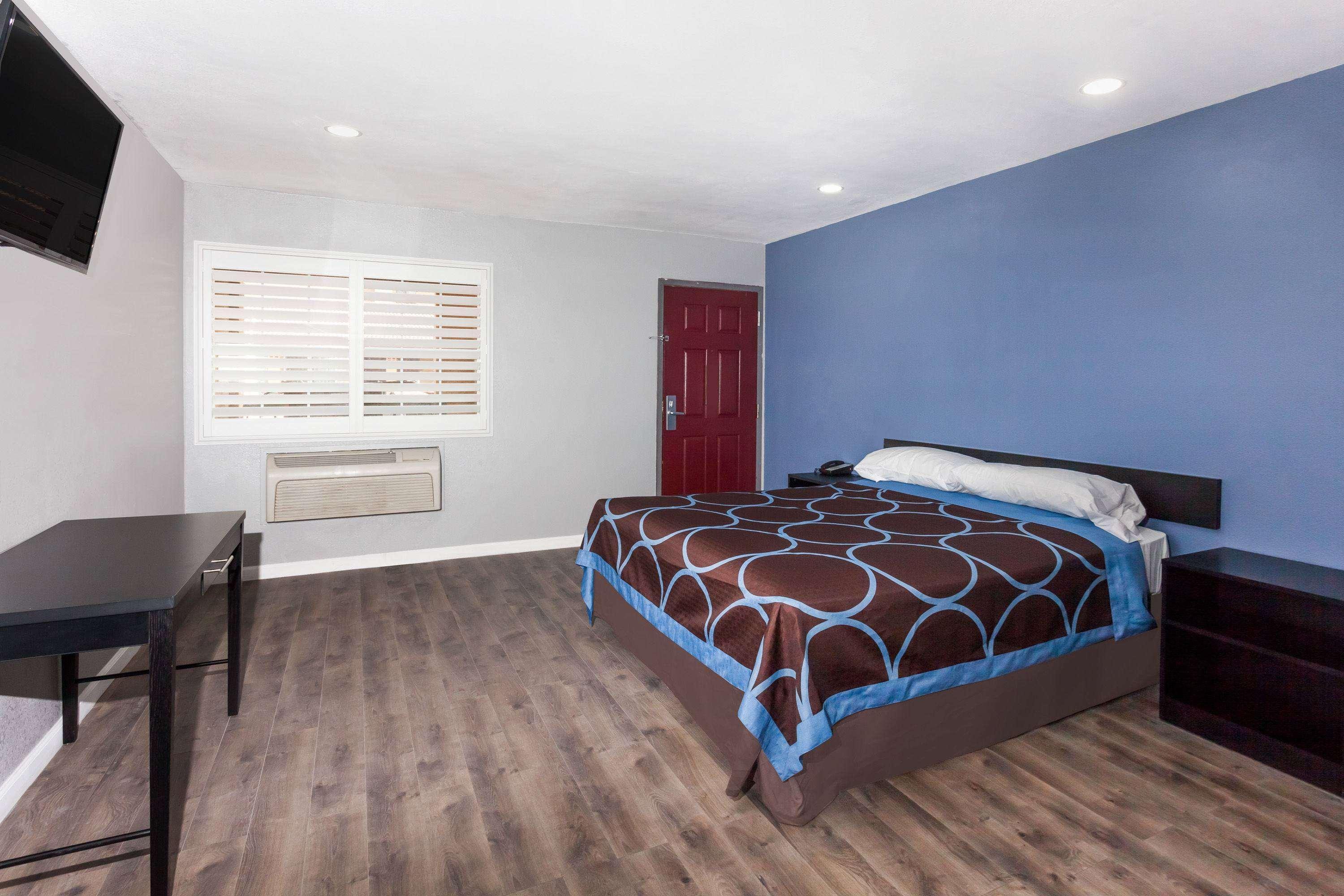 Super 8 By Wyndham Visalia Hotel Екстериор снимка