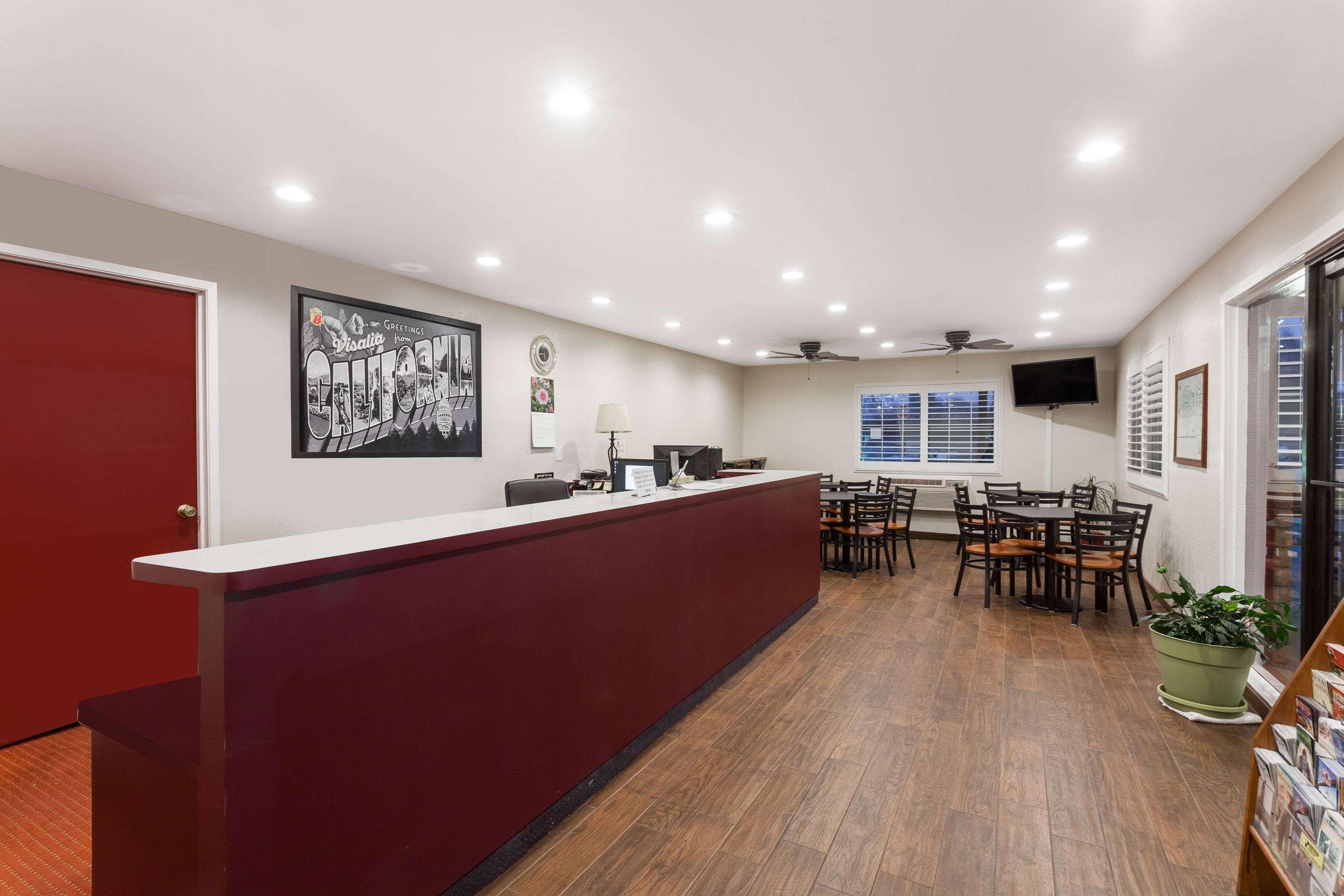 Super 8 By Wyndham Visalia Hotel Екстериор снимка