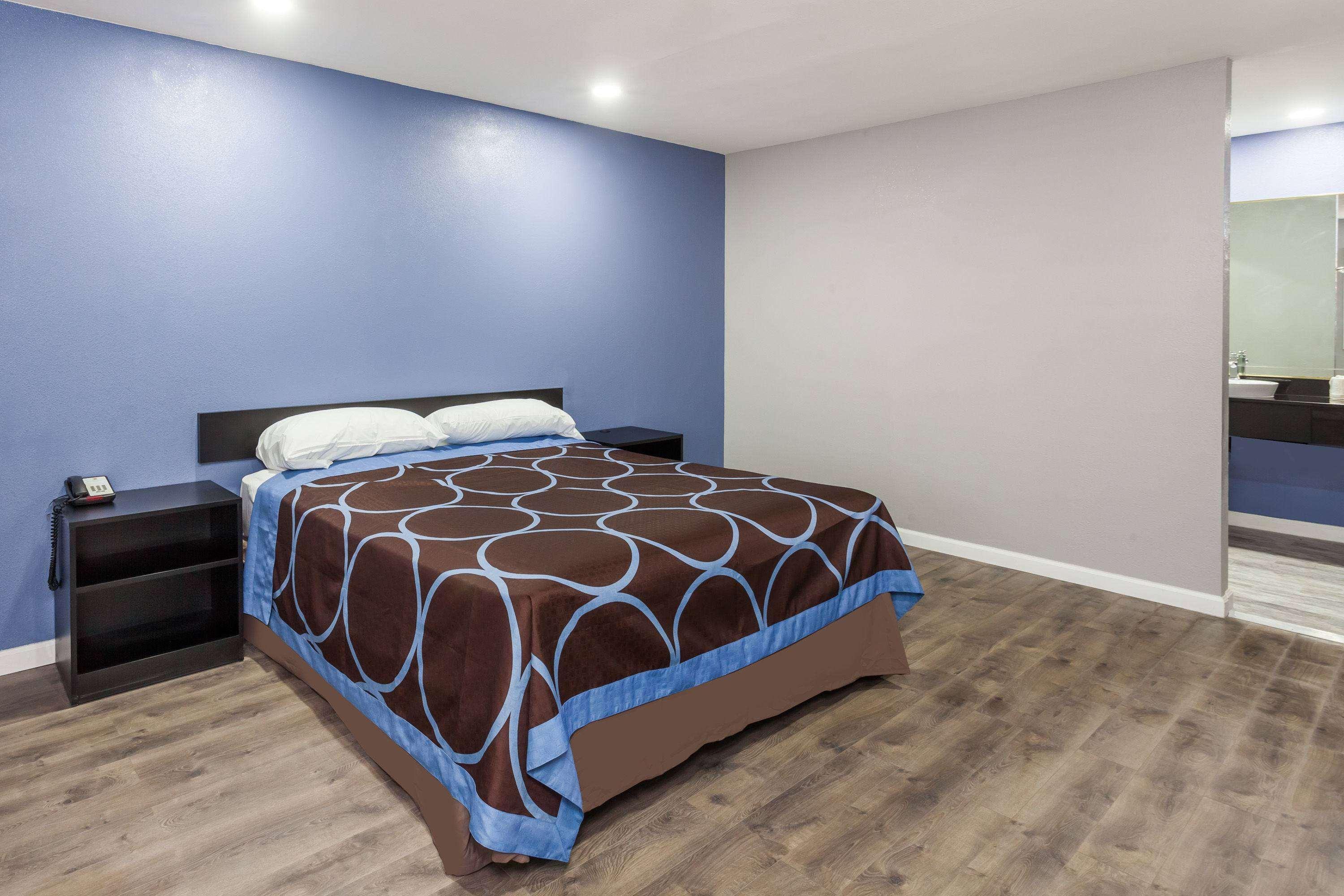 Super 8 By Wyndham Visalia Hotel Екстериор снимка