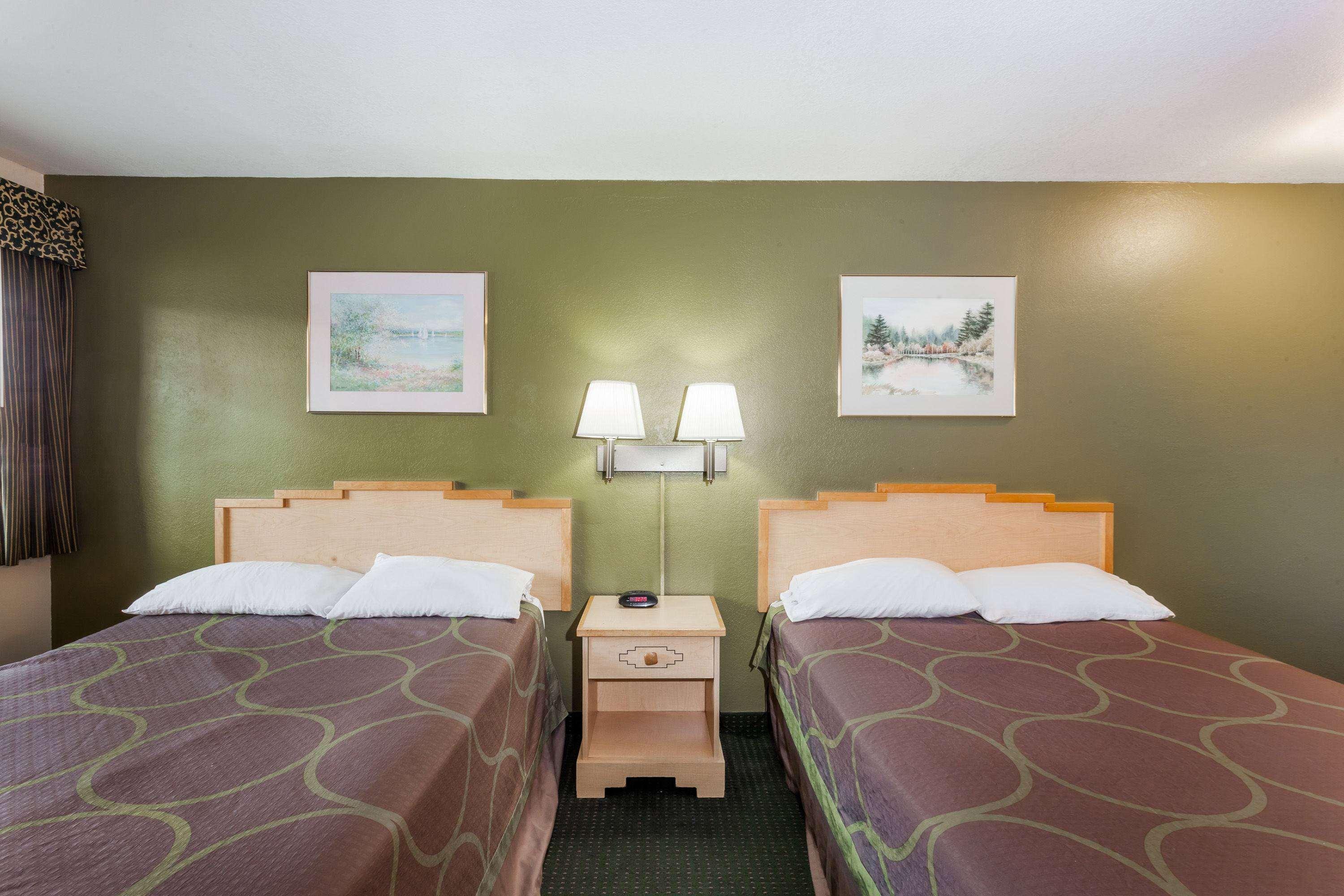 Super 8 By Wyndham Visalia Hotel Екстериор снимка