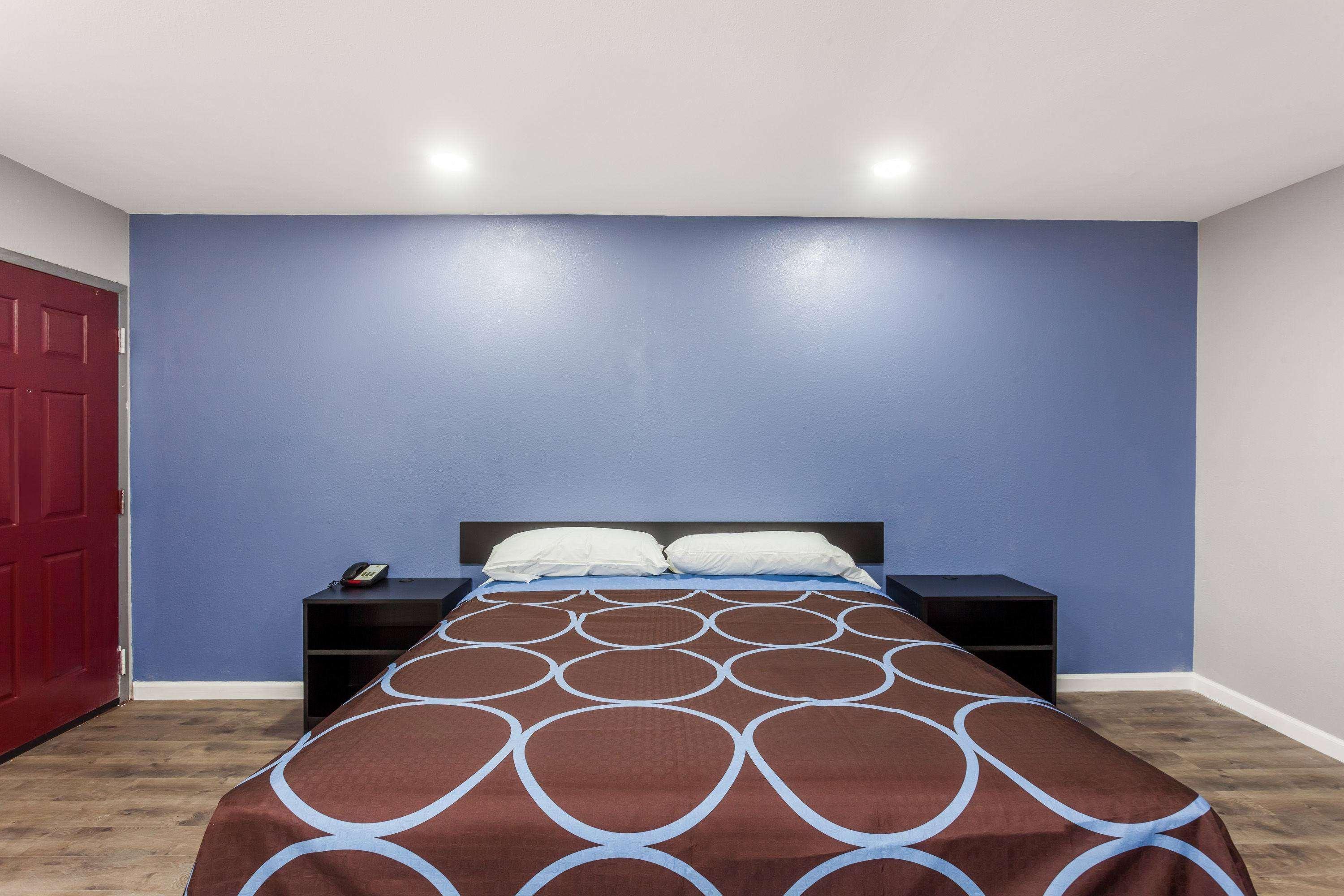 Super 8 By Wyndham Visalia Hotel Екстериор снимка