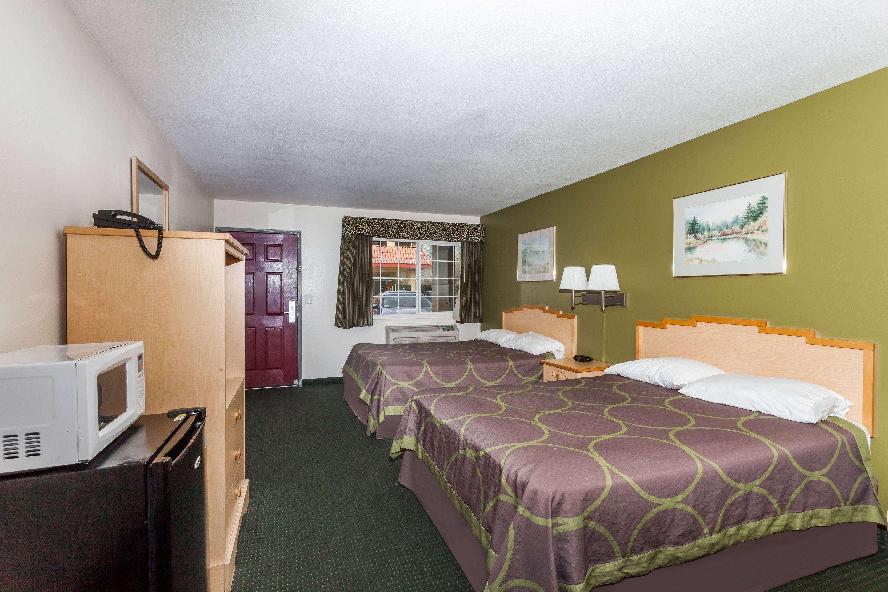 Super 8 By Wyndham Visalia Hotel Екстериор снимка