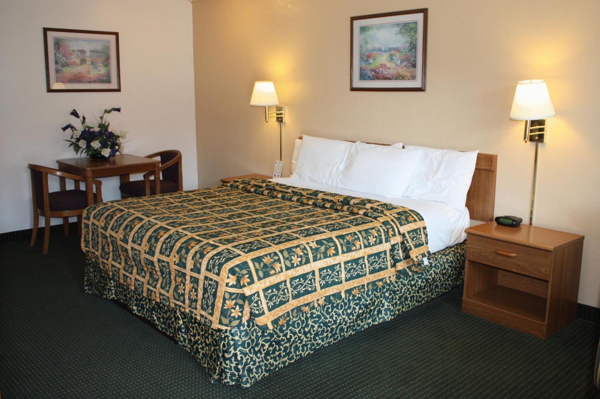 Super 8 By Wyndham Visalia Hotel Екстериор снимка