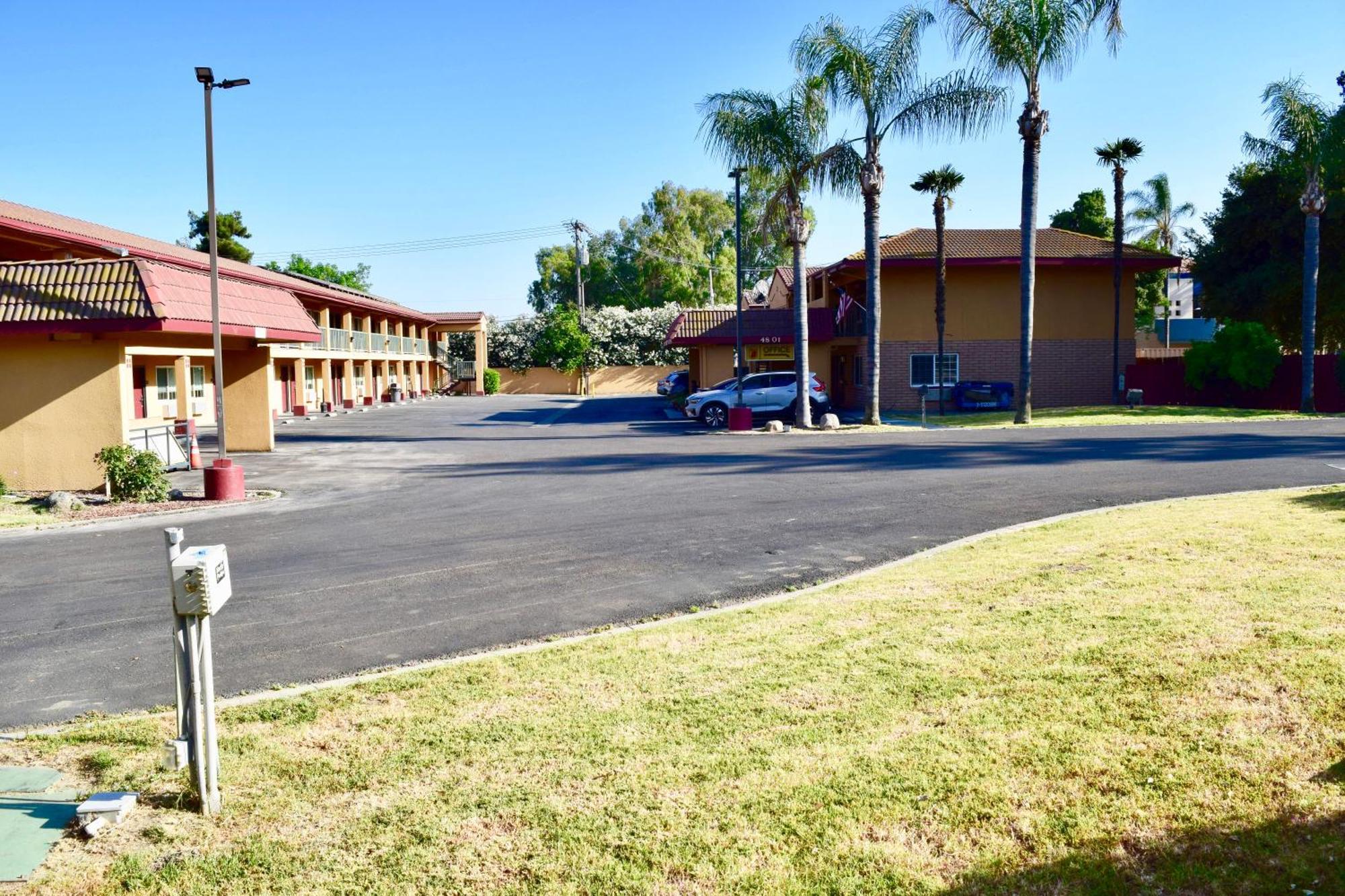 Super 8 By Wyndham Visalia Hotel Екстериор снимка