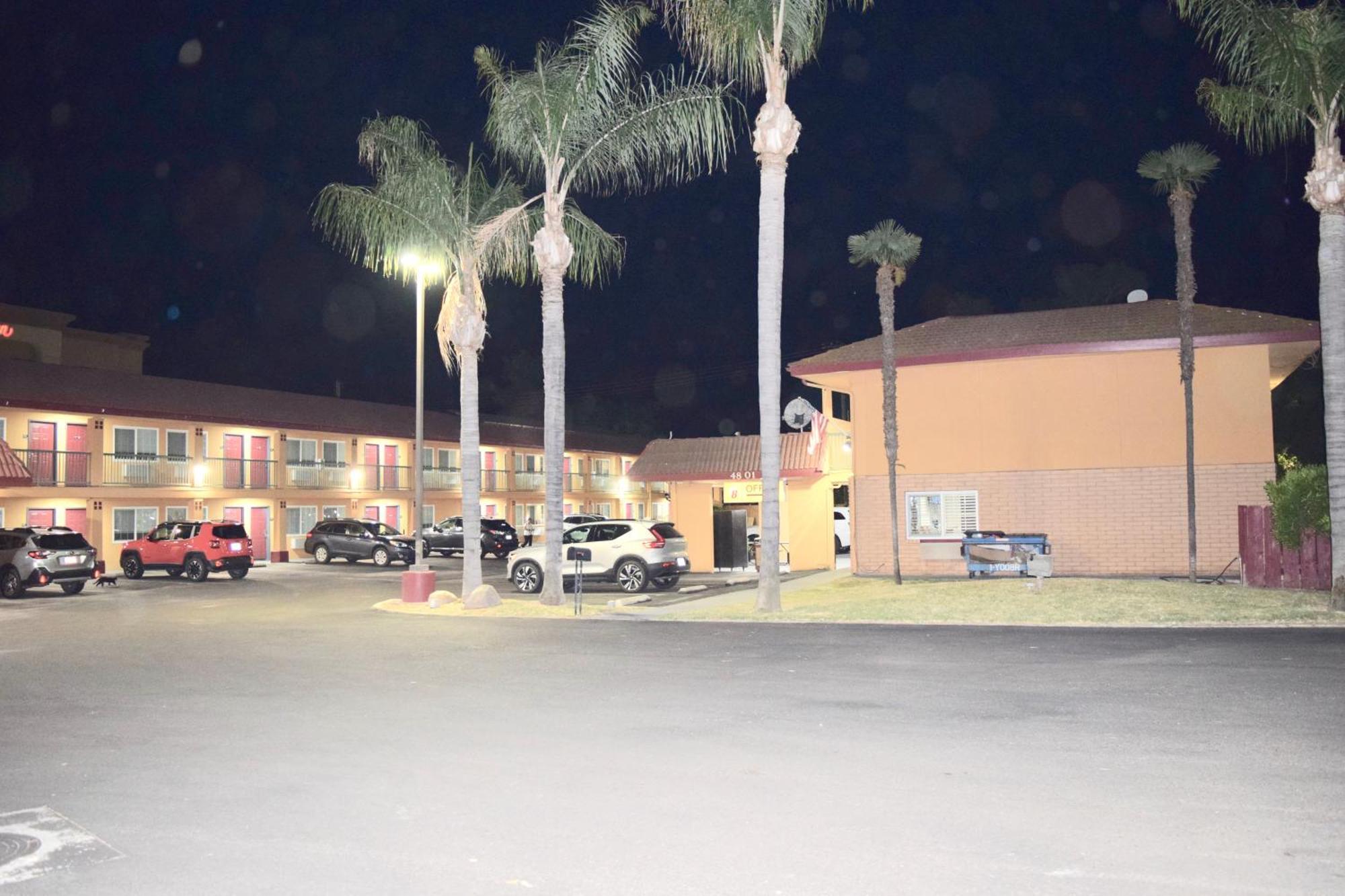 Super 8 By Wyndham Visalia Hotel Екстериор снимка