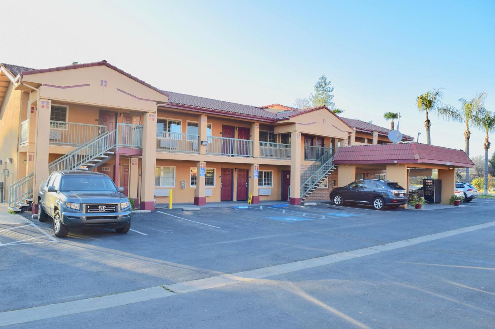 Super 8 By Wyndham Visalia Hotel Екстериор снимка