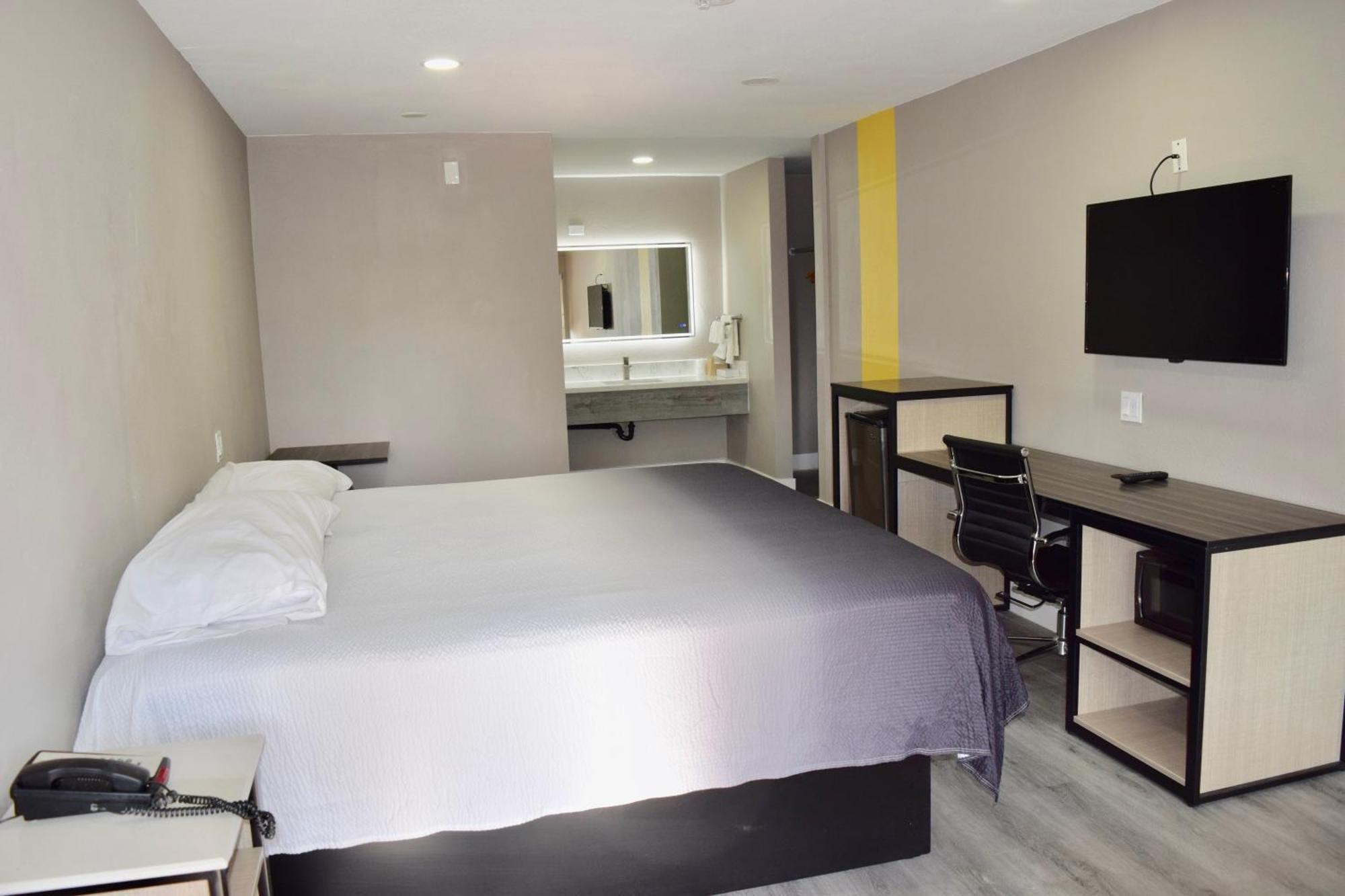 Super 8 By Wyndham Visalia Hotel Екстериор снимка