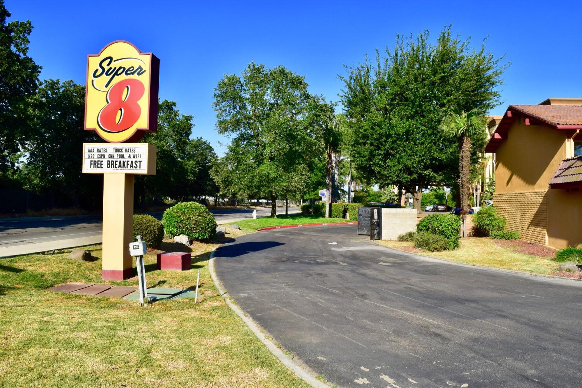 Super 8 By Wyndham Visalia Hotel Екстериор снимка