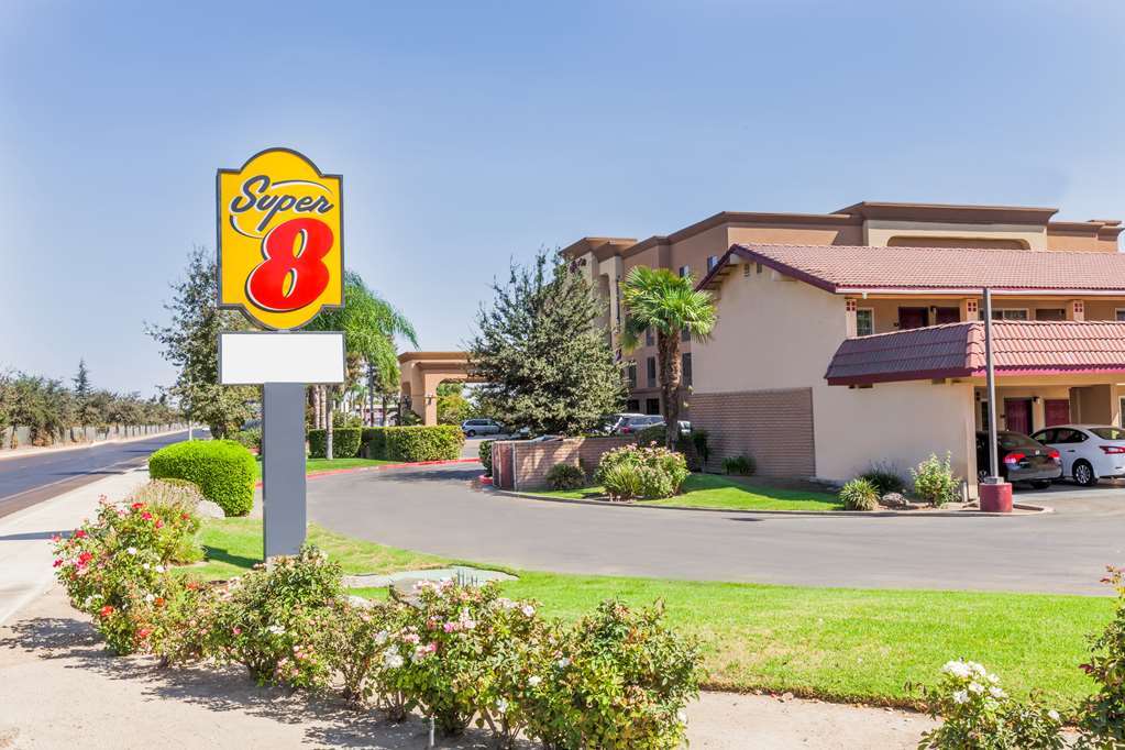 Super 8 By Wyndham Visalia Hotel Екстериор снимка