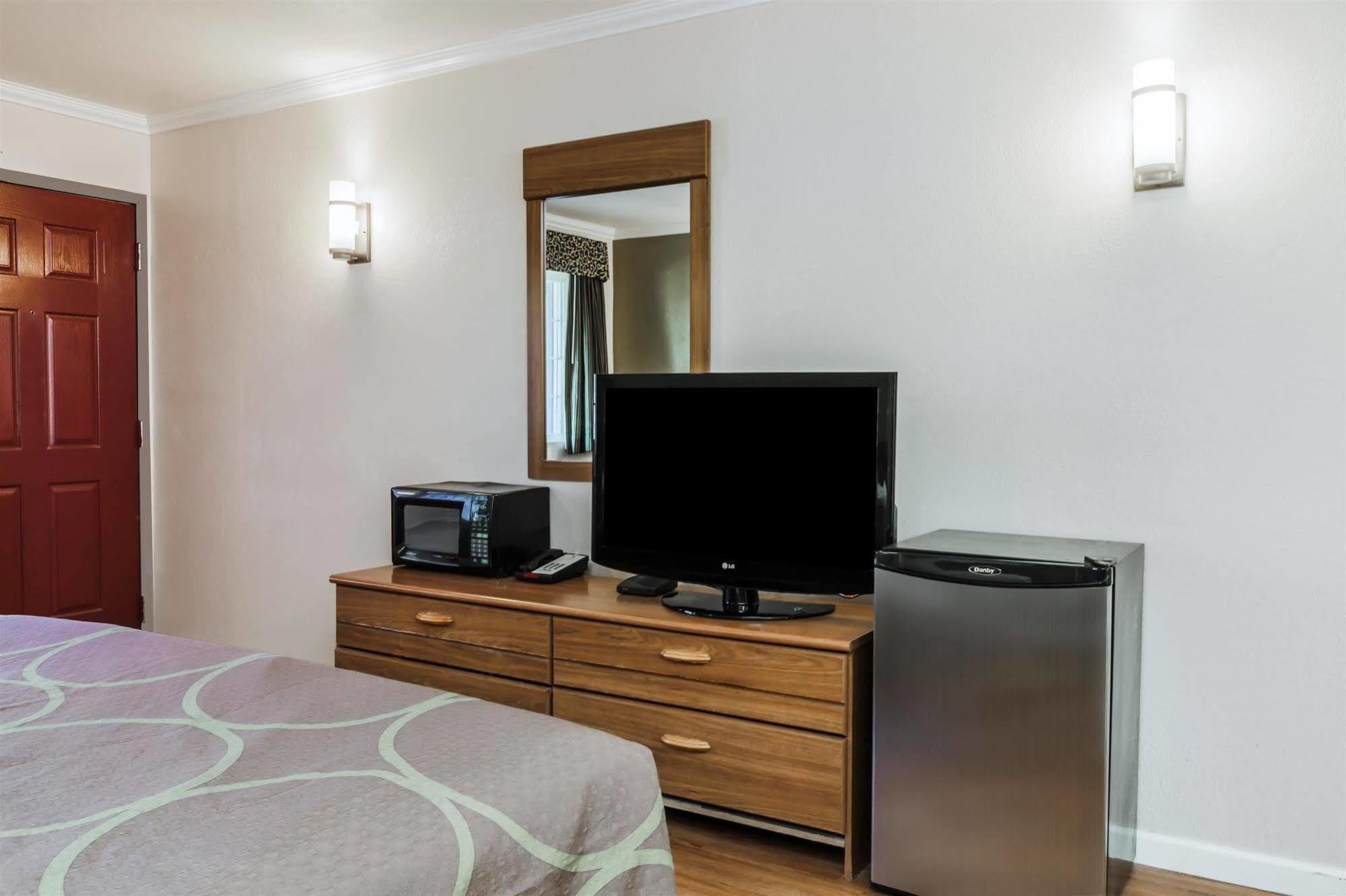 Super 8 By Wyndham Visalia Hotel Екстериор снимка