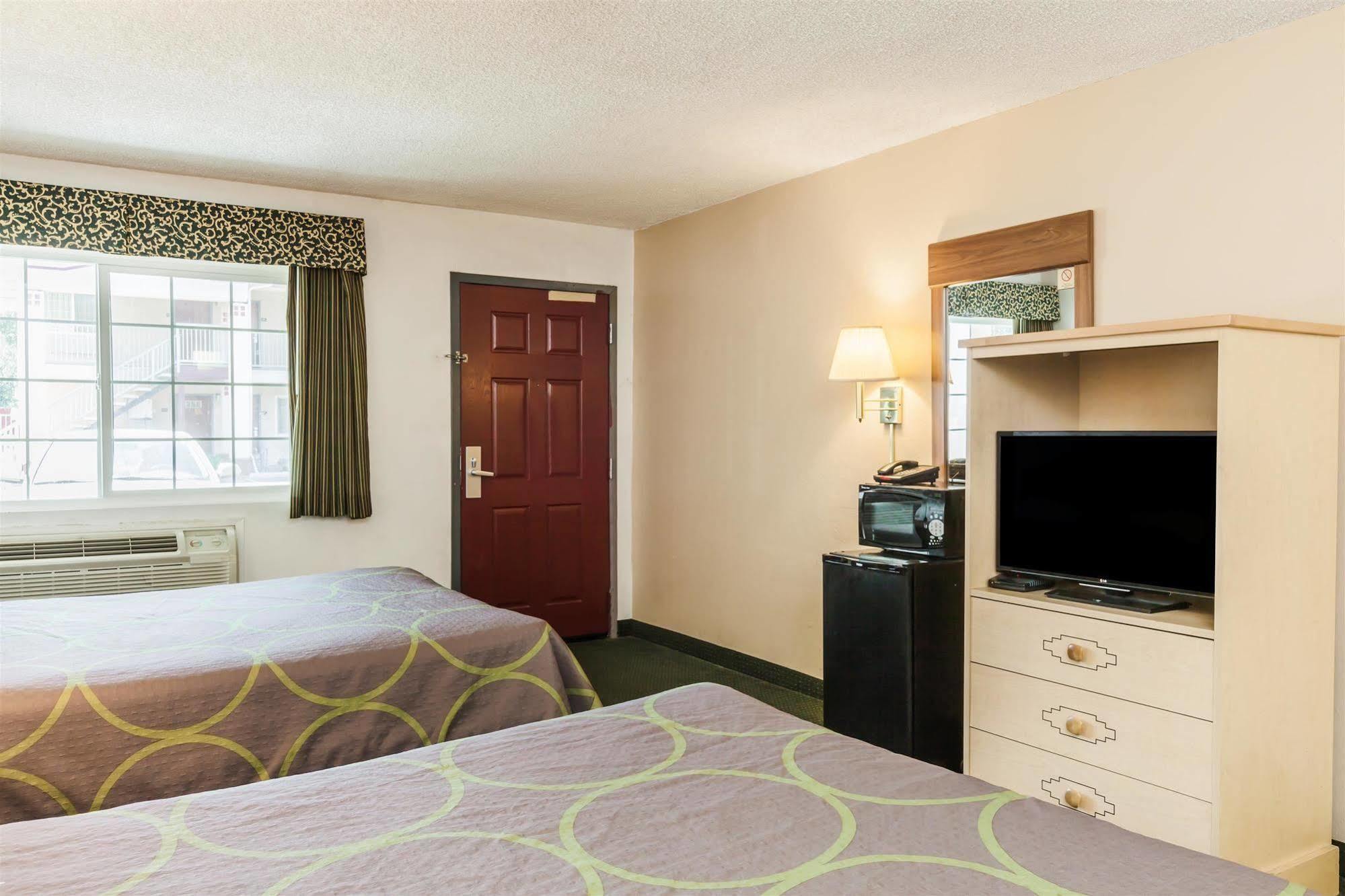 Super 8 By Wyndham Visalia Hotel Екстериор снимка