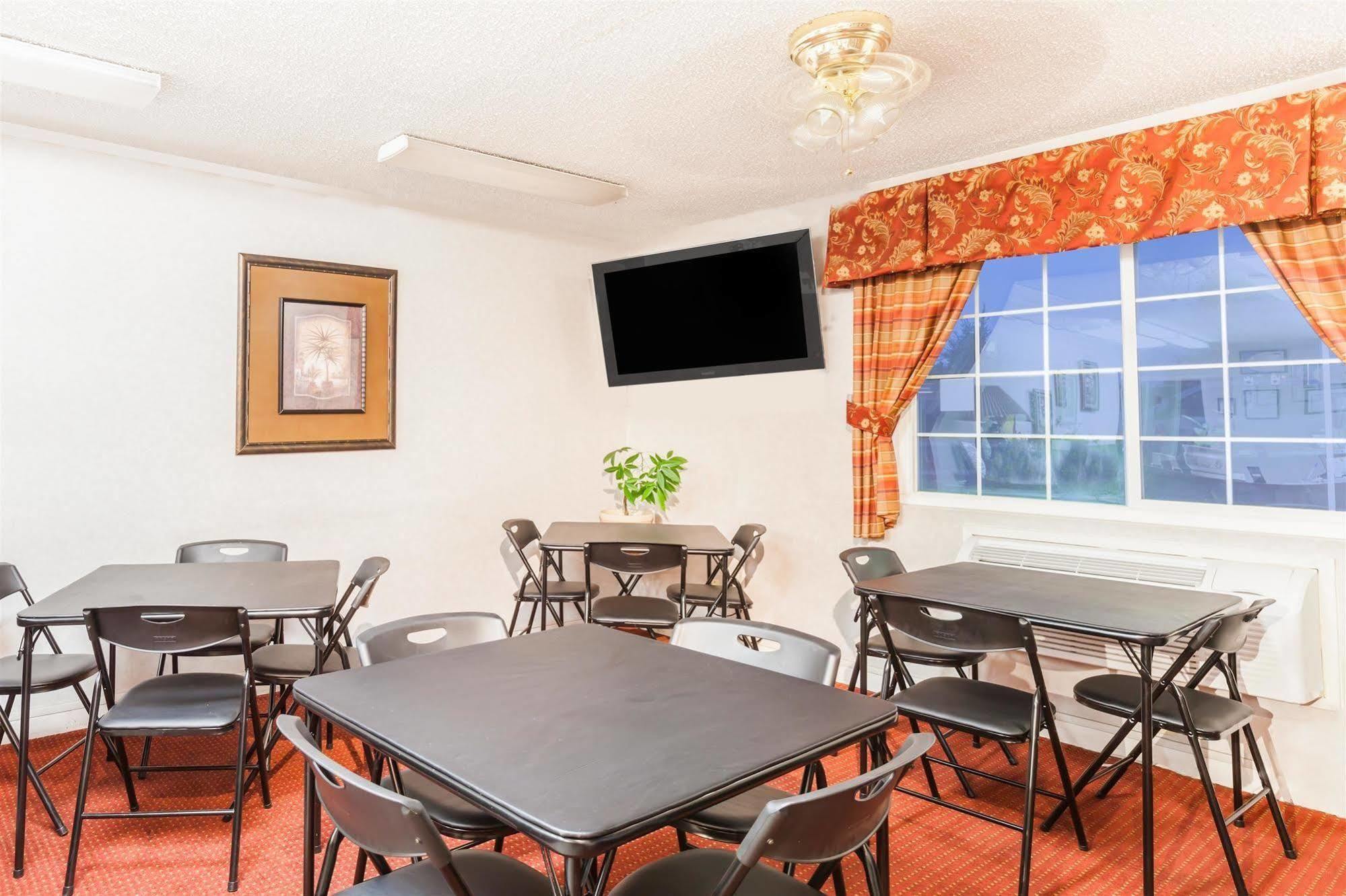 Super 8 By Wyndham Visalia Hotel Екстериор снимка