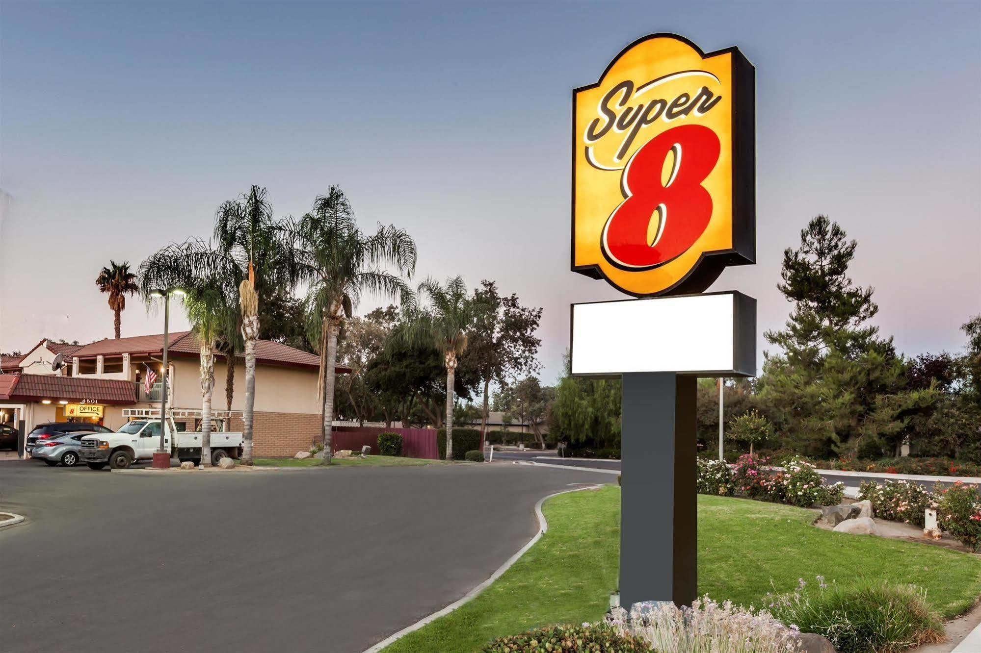 Super 8 By Wyndham Visalia Hotel Екстериор снимка