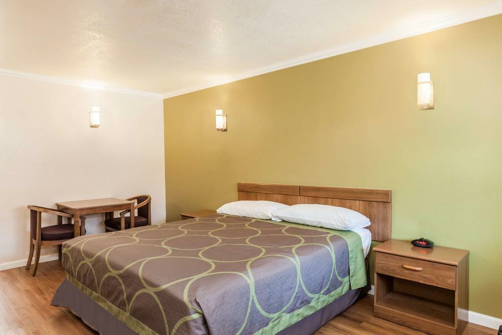 Super 8 By Wyndham Visalia Hotel Екстериор снимка